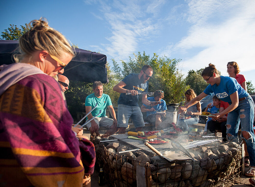 Kitesurf Holland011 beim Grillen mit Freunden nach dem Kitesurfen - Gruppenaktivität am Kitesurf-Spot Holland