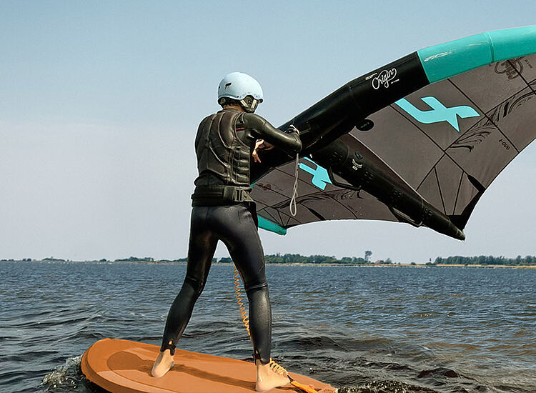 Am KBC am Ijsselmeer lernt dein Kind einfach und sicher wingfoilen! Kids-Schulung mit angepasster Methodik und Material – mit Spaß zum Wingfoilen.