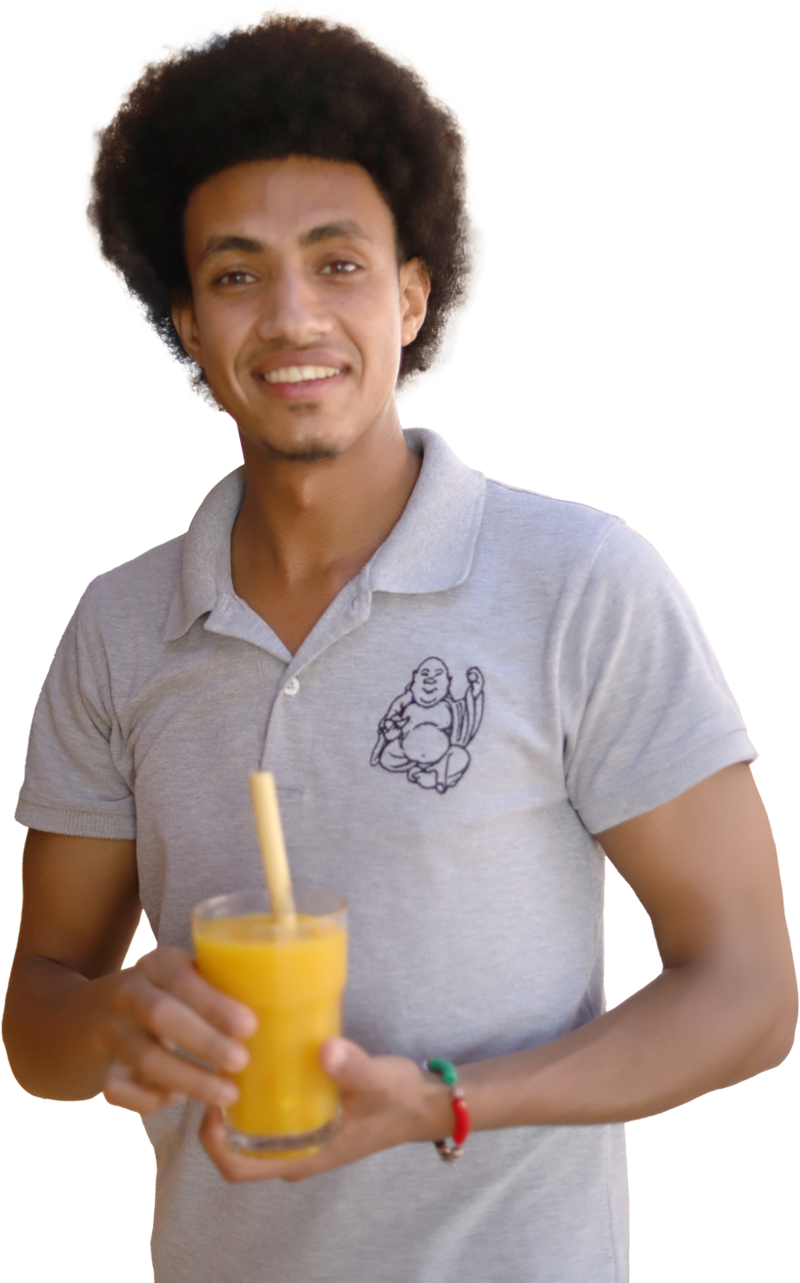 Buzzha met oranje drankje in grijs polo shirt - kitesurfen en watersport reisbestemming ervaring