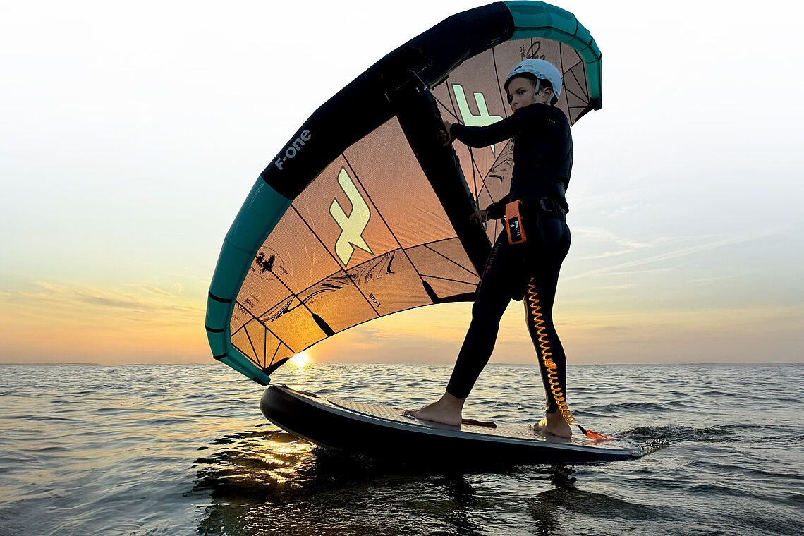 Wingfoilen Holland KBC Hindeloopen Watersporten Kitesport Wingfoilschool Sunset North Sea Foilboard Kitespot