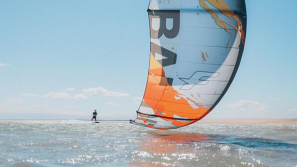 Kitesurfen met Bandit Kite van F-ONE op het strand - kiteboarding actie met professionele uitrusting voor watersport