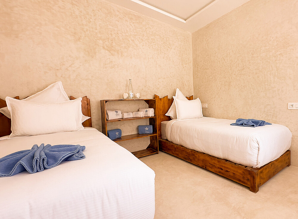 NewSpiritDakhla Standard Bungalow twin bedroom with wooden beds - kiteboarding accommodation in Dakhla