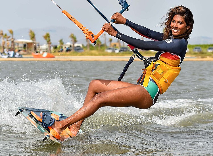 Sizilien Kitekurs kitesurfing lesson - Woman kiteboarding at KBC Kitesurf Center Sizilien Lo Stagnone, Sicily Italy