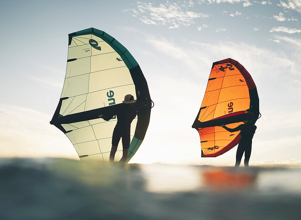 Kitesurf Holland002 Kitesurfer am Strand bei Sonnenuntergang mit bunten Kites, Wassersport Reiseziel Holland
