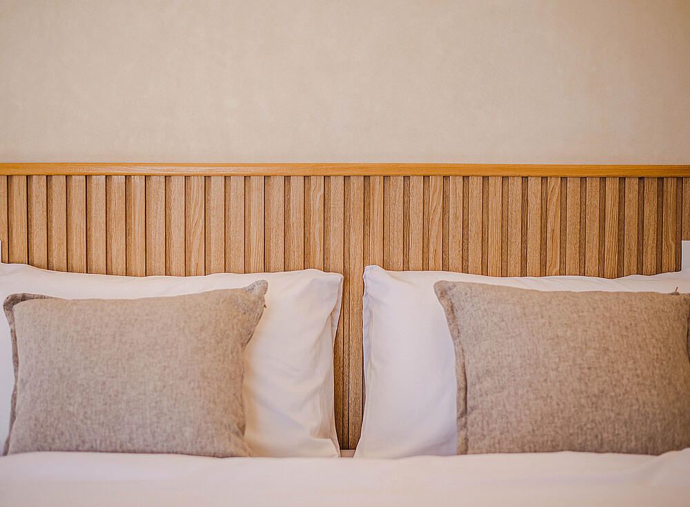 NewSpiritDakhla Premium Bungalow bedroom with wooden headboard - luxury accommodation for kitesurfers in Dakhla