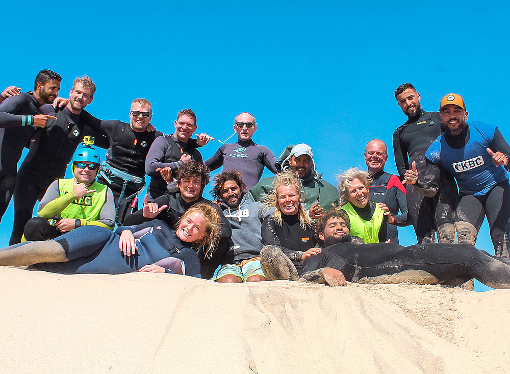 Kitesurfing groep op strand - Event MAR met watersport liefhebbers in wetsuits