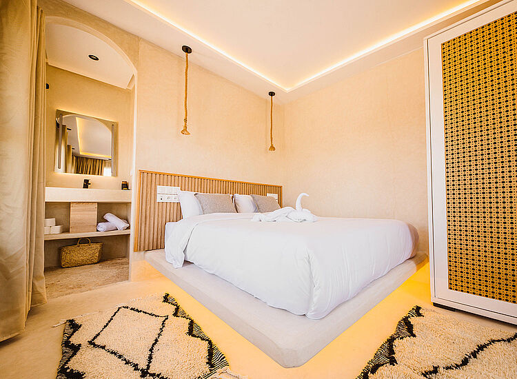 Luxe hotelkamer met verlichte bedplatform bij KBC Kitesurf Center Dakhla Lagune - Marokko kitesport bestemming