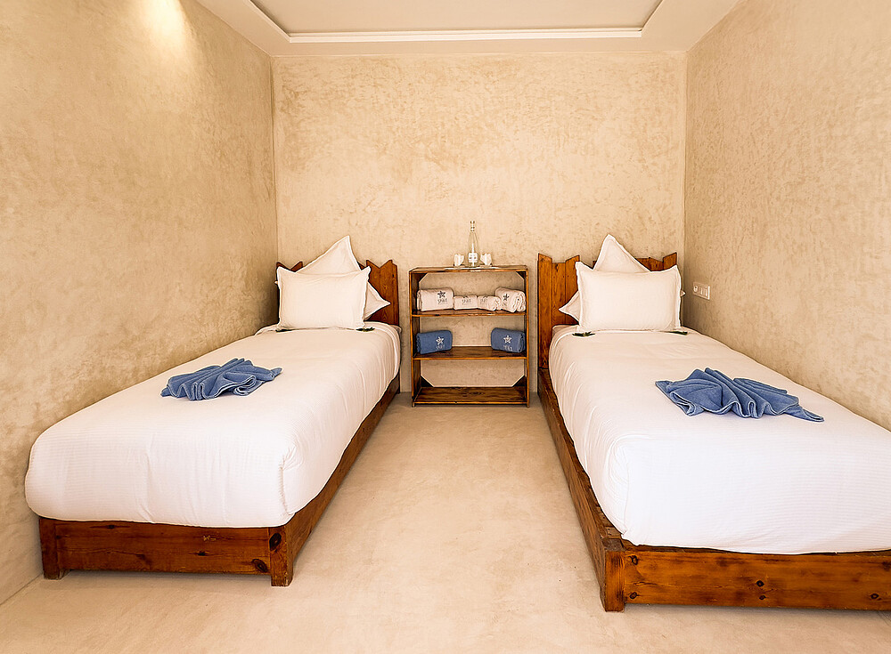 NewSpiritDakhla Bungalow Standard - Cozy twin bedroom with wooden furniture for kitesurfers in Dakhla Morocco