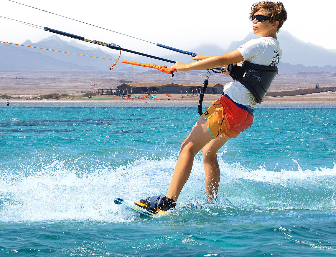 Kitesurf pour enfants à KBC El Gouna sur la mer Rouge en Égypte, cours de kitesurf, sports nautiques Grommet.