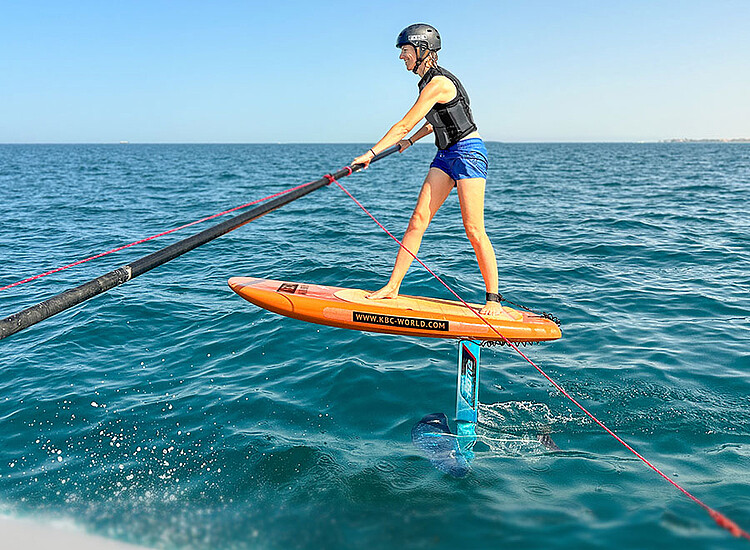 Foilsimulator kitesurf hydrofoil em água turquesa - destino aventura esportes aquáticos kiteboarding