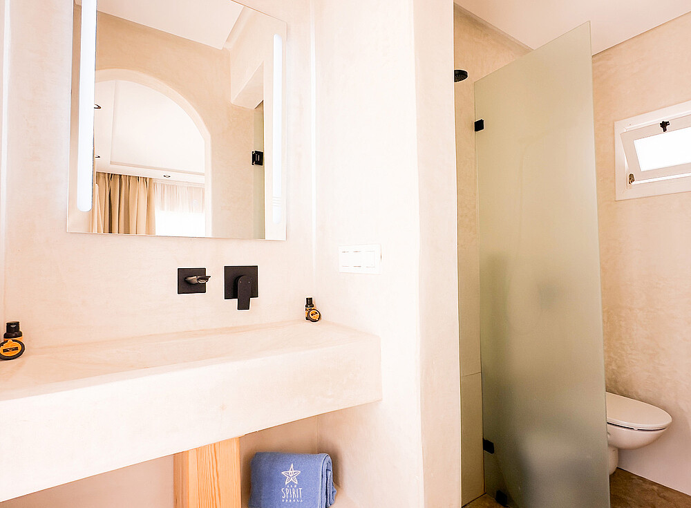 NewSpiritDakhla Bungalow Deluxe bathroom with modern design - kiteboarding accommodation Dakhla Morocco