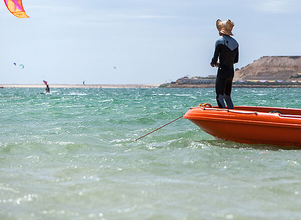 Reddingsdienst voor kitesurfers bij KBC El Dakhla - Kitesurfing veiligheid Dakhla Marokko
