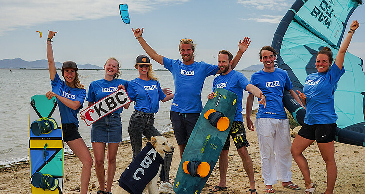 CKBC kitesurfing groep op strand in Sicilië met kiteboards en uitrusting - kiteboard club reiservaring