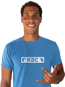 Ras Moustafa van Kiteboarding Club KBC Ras Soma glimlacht in blauw KBC shirt - kitesurfen Rode Zee Egypte