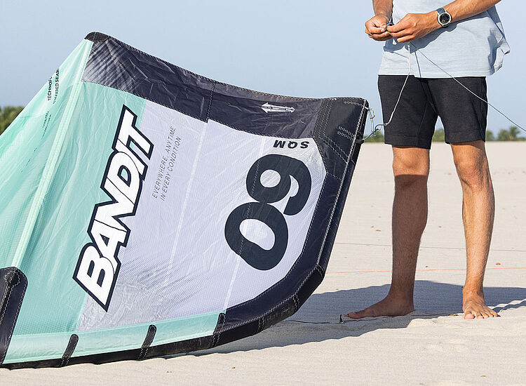 Lagoon en Service bereiden Bandit kite voor op strand - KBC Kitesurf Center Dakhla Lagune kitesurfen Marokko