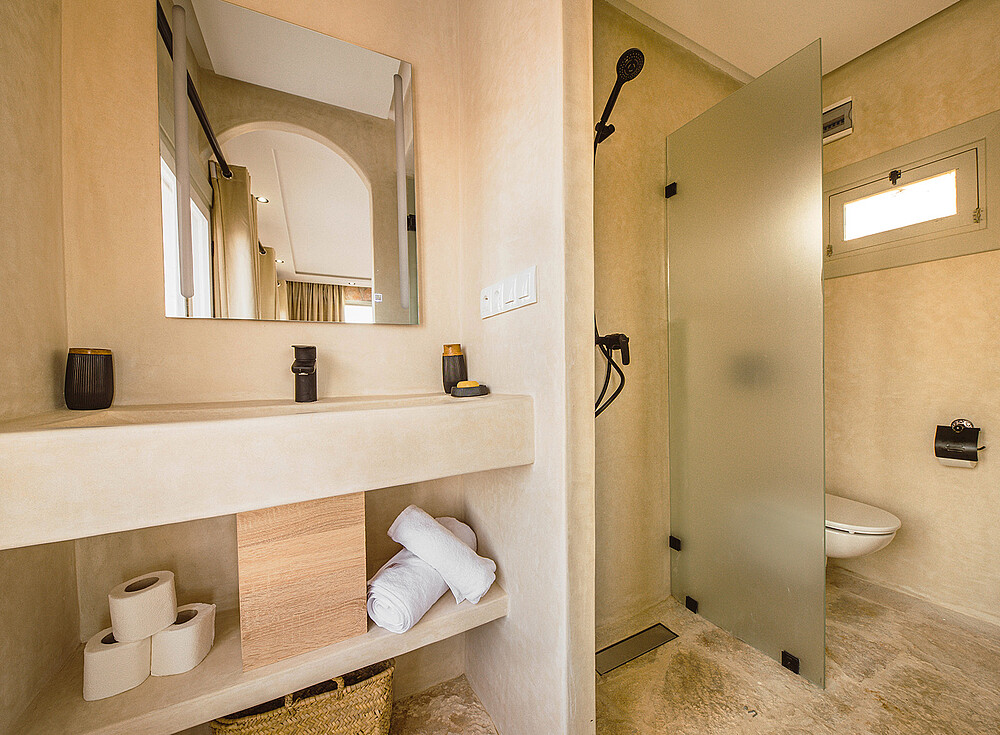 NewSpiritDakhla Premium Bungalow bathroom with shower - luxury kiteboarding accommodation in Dakhla