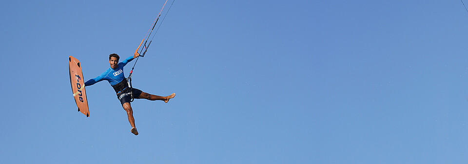Kitesurfing kites aan late namiddaghemel watersport