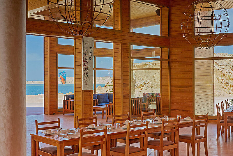 MAR kitesurf resort restaurant met zeezicht - strandrestaurant op kiteboarding bestemming met watersport faciliteiten