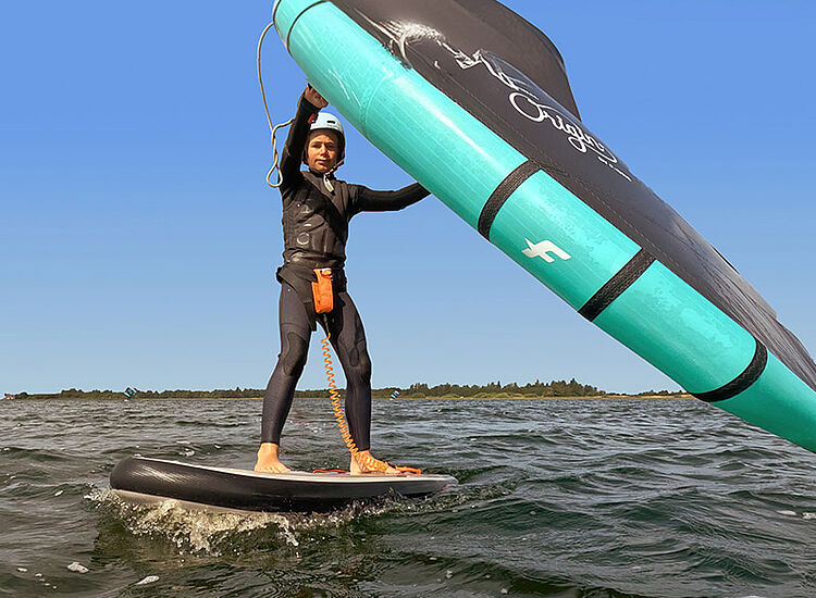 Am KBC lernt dein Kind einfach und sicher wingfoilen! Kids-Schulung mit angepasster Methodik und Material – mit Spaß zum Wingfoilen.