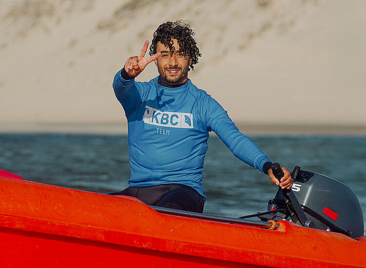 Lagoon en World kitesurfen met rode boot bij KBC Kitesurf Center Dakhla Lagune - watersport Marokko