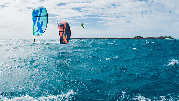 Zwei Kitesurfer mit F-ONE Kites auf dem offenen Meer - Kiteboarding Equipment