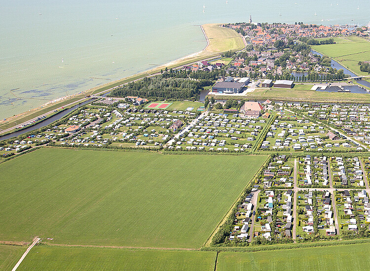Camping Hindeloopen Luchtfoto Ijsselmeer - Kiteboarding Club Hindeloopen Nederland