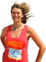 Glückliche Kitesurferin am Strand von KBC Brouwersdam Holland - Wassersport und Kiteboarding Urlaub