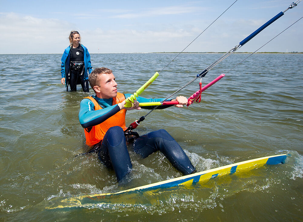 Kitesurfer Kitesurf Holland008 beim Kiteboarding-Unterricht im Wasser mit Instruktor am Strand in Holland