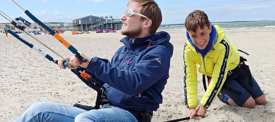 Brouwersdam taster kite course on the beach - kite instructors and students learning kitesurfing at KBC Brouwersdam Holland