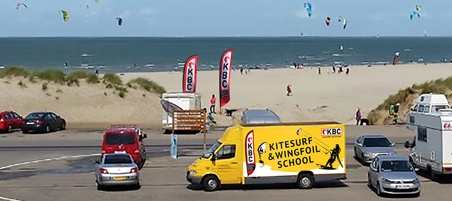 Wingfoil Spot KBC Brouwersdam Holland mit Kiteschule Van und Kites am Strand - Wassersport Kitesurf Center Brouwersdam