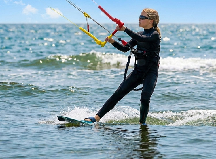 Kitesurfles voor kinderen op het strand van Kiteboarding Club KBC Brouwersdam - watersport reisbestemming