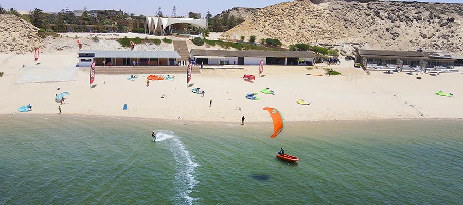 Dakhla kitesurfles voor kinderen op het strand van KBC Dakhla - kiteschool met kleurrijke kiten en watersport in Marokko