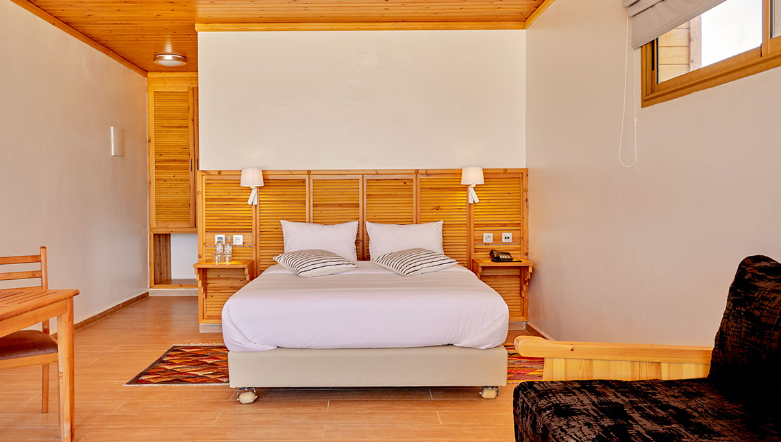 Modern hotelkamer met houtinrichting bij KBC Kitesurf Center Dakhla - comfortabele accommodatie voor kitesurfers