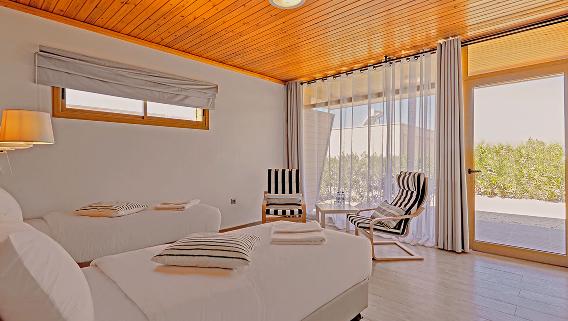 Moderne tweepersoonskamer accommodatie bij KBC Kitesurf Center Dakhla met zeezicht voor kitesurfers