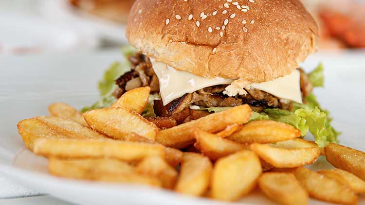 Burger met friet bij Kiteboarding Club KBC El Gouna - Belly Burger maaltijd na kitesurfen in Egypte