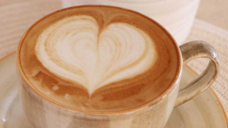 Belly geniet van koffie met hart latte art bij KBC Kitesurf & Wingfoil Center El Gouna tussen kitesessies