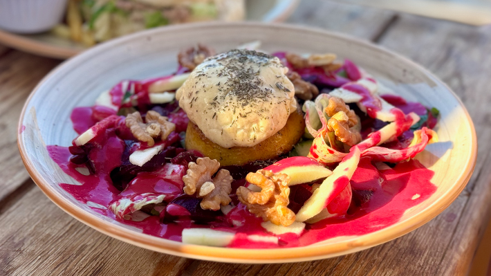 Gourmet geitenkaasSalade met Belly bij KBC Kitesurf & Wingfoil Center El Gouna - culinair genieten en kitesurfen
