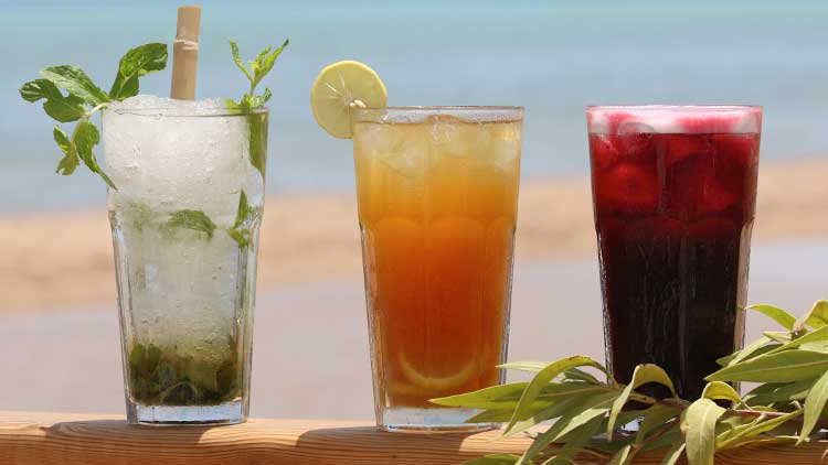 Verfrissende stranddrankjes waaronder Belly Icetea bij KBC Kitesurf & Wingfoil Center El Gouna na kitesurfen