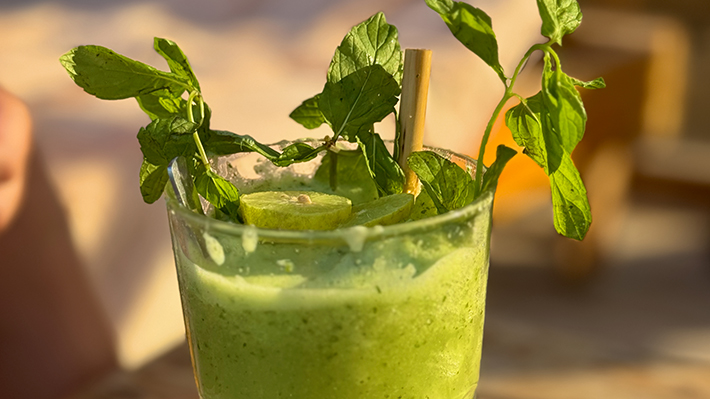 Verse groene smoothie met munt bij KBC Kitesurf & Wingfoil Center El Gouna - gezonde drank voor kitesurfers