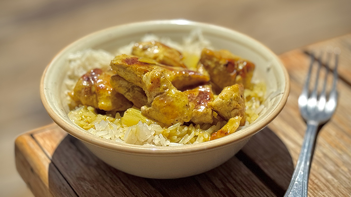 Heerlijke chicken curry maaltijd bij KBC Kitesurf & Wingfoil Center El Gouna na kitesurfen