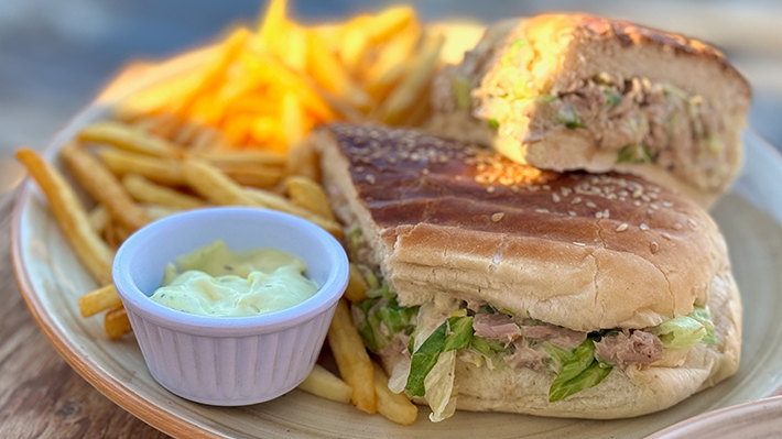 Tonijn sandwich met friet bij KBC Kitesurf & Wingfoil Center El Gouna - perfecte maaltijd na kitesurfen