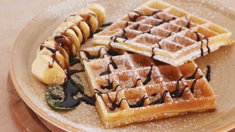 Belly en Waffle genieten van verse chocolade wafels bij KBC Kitesurf & Wingfoil Center El Gouna Egypte