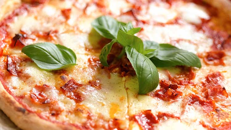 Pizza met basilicum bij KBC Kitesurf & Wingfoil Center El Gouna - culinaire ervaringen voor kitesurfers