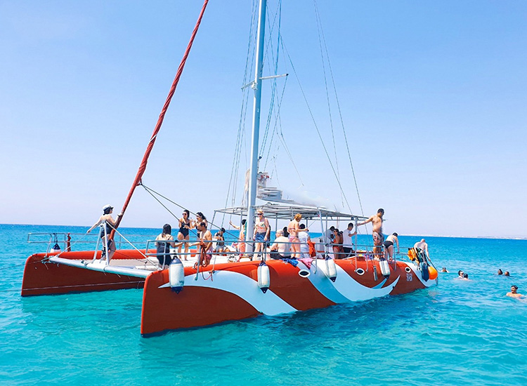 Catamaran boottocht met Diva bij KBC Kitesurf & Wingfoil Center El Gouna - watersport Rode Zee Egypte