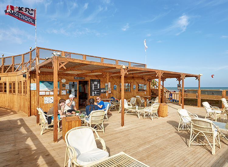 Terrasse op het houten terras van Kiteboarding Club KBC El Gouna met strandstoelen en zeezicht voor kitesurfers