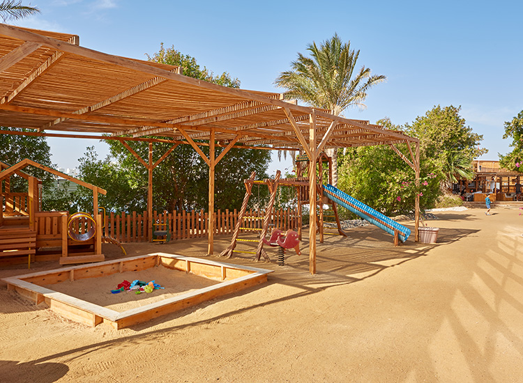 Kinderspeelplaats bij KBC Kitesurf & Wingfoil Center El Gouna met zandbak en glijbaan, Rode Zee Egypte