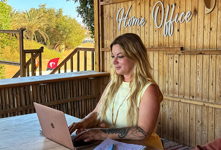 Werkplek bij Kiteboarding Club KBC El Gouna - vrouw met laptop in houten paviljoen, Rode Zee Egypte