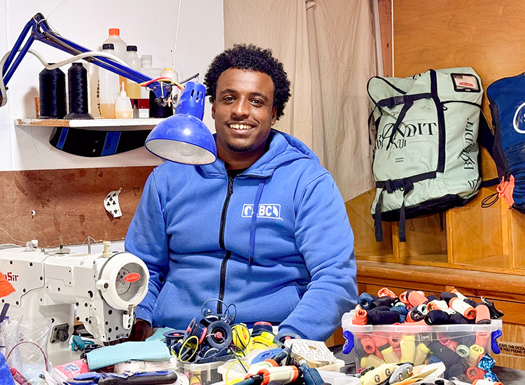 Kitesurfista na oficina do KBC El Gouna centro kitesurf - reparo e manutenção equipamentos kiteboarding