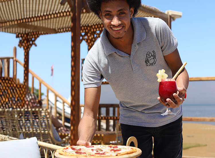 Vriendelijke strandservice met pizza en drankjes bij KBC El Gouna kitesurfing center aan de Rode Zee Egypte