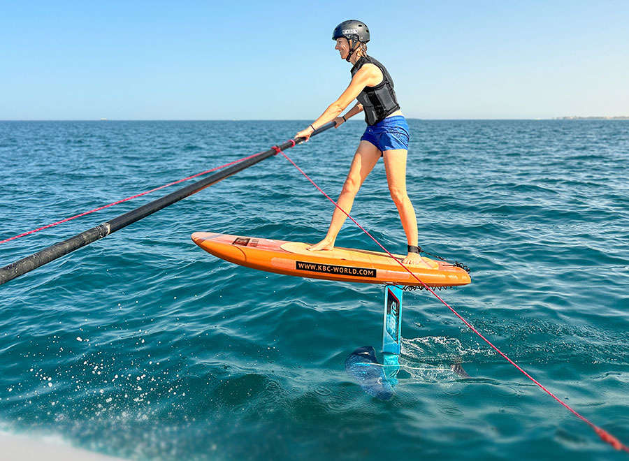 Foilsimulator beim Hydrofoil Kitesurfen auf türkisblauem Wasser - Kiteboarding Wassersport Abenteuer
